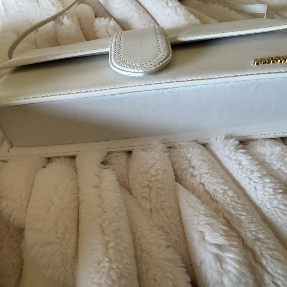 Jacquemus White Clutch with Structured Design and Gold Hardware - Picture 3 of 6